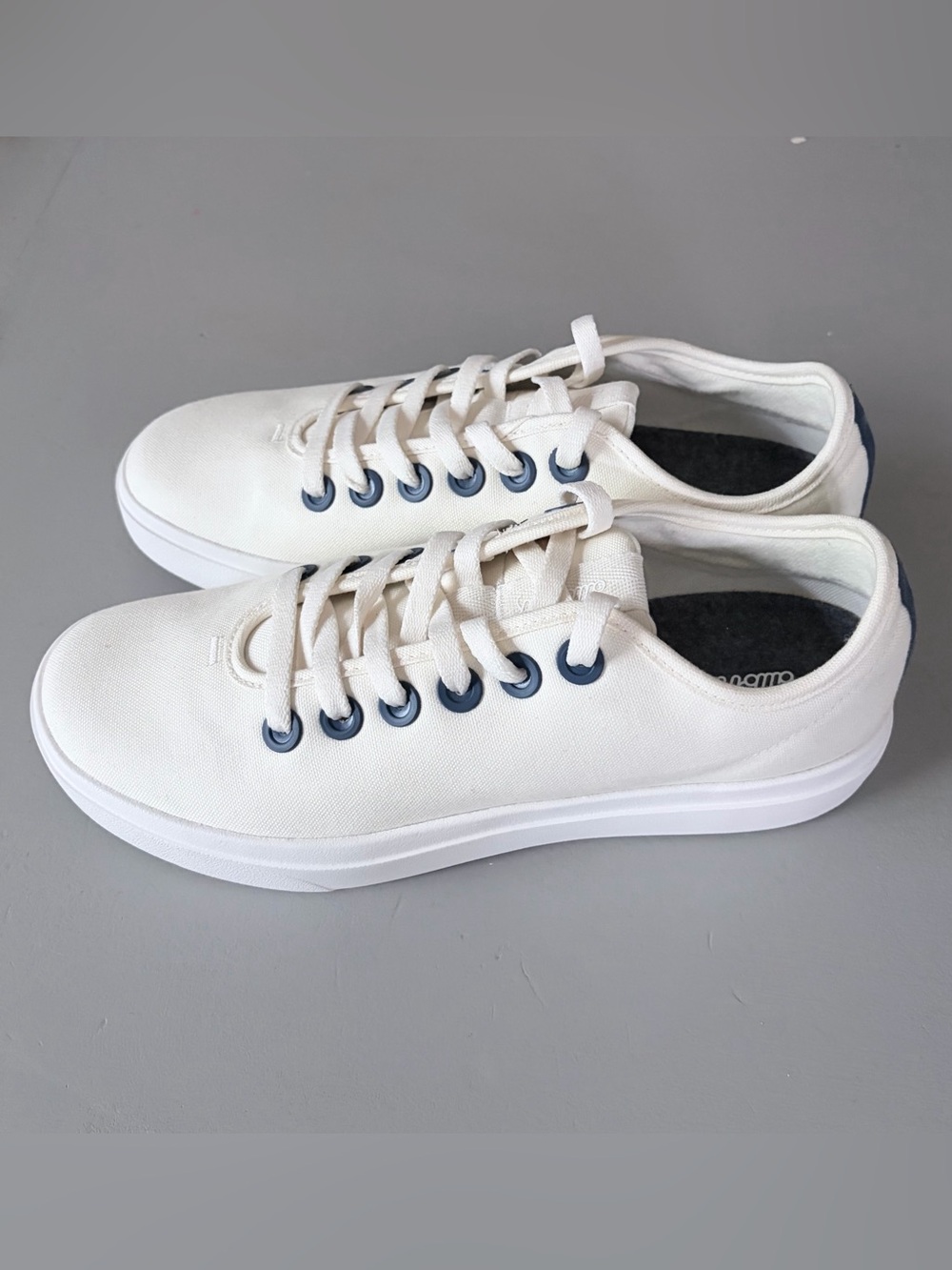 allbirds Women’s Cream Canvas Lace UpSneakers with Navy Eyelets Sz 11